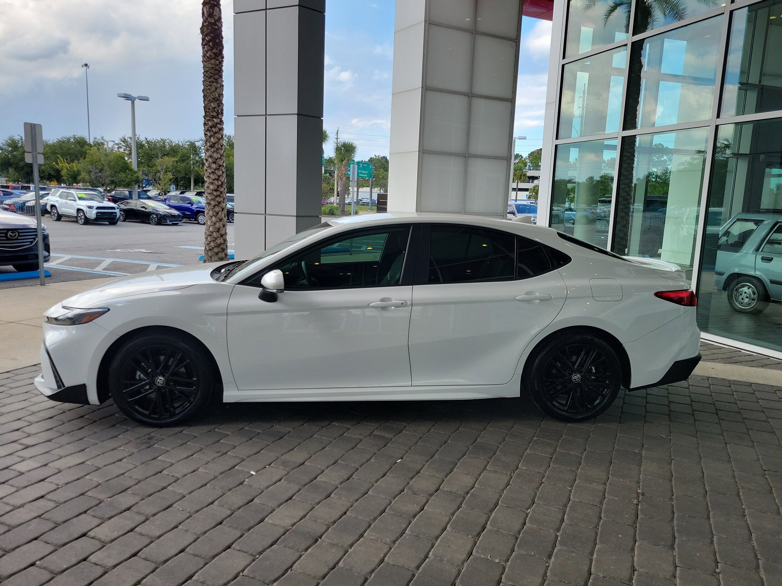 2025 Toyota Camry SE photo 3