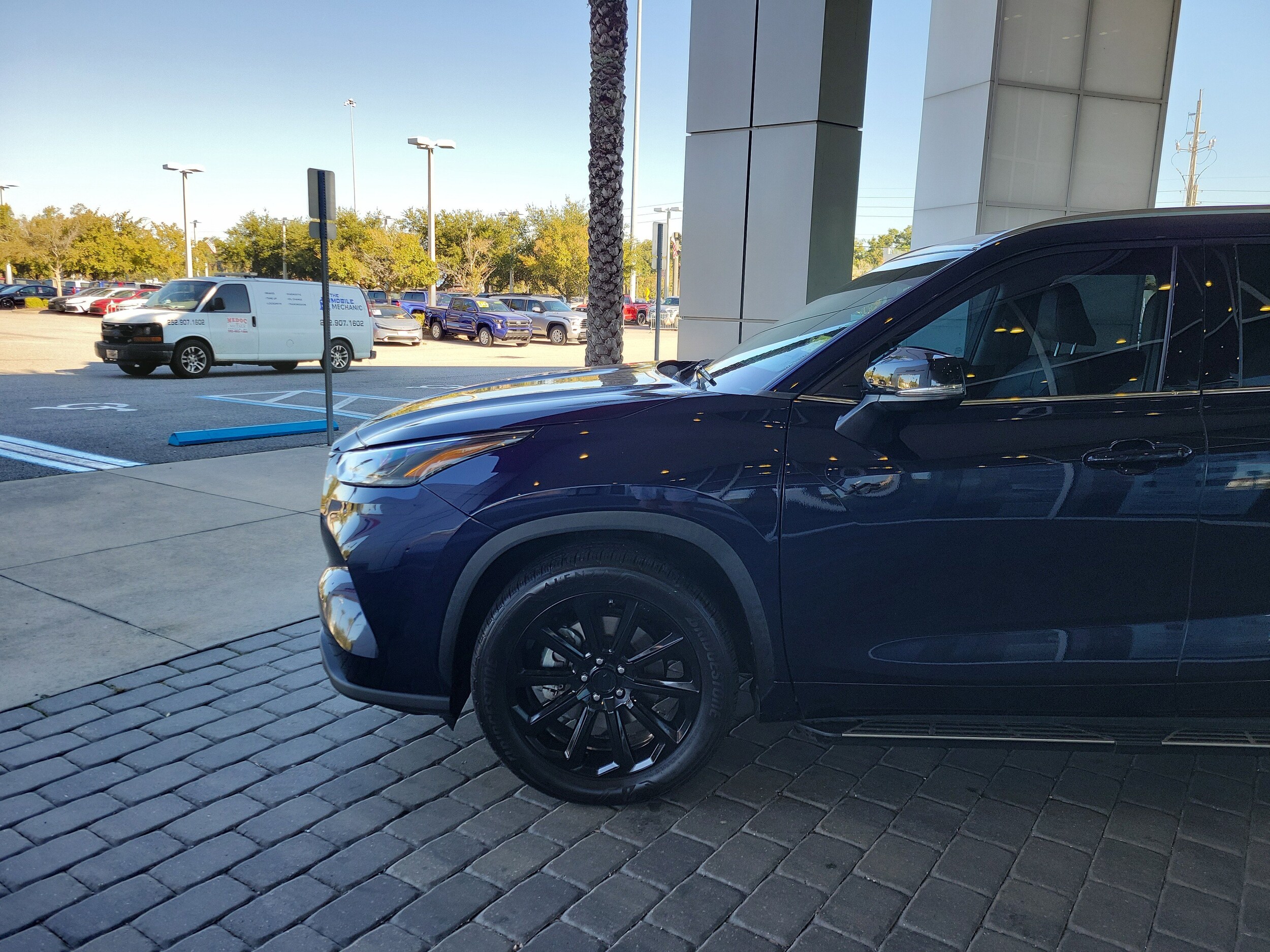 2021 Toyota Highlander XLE photo 2