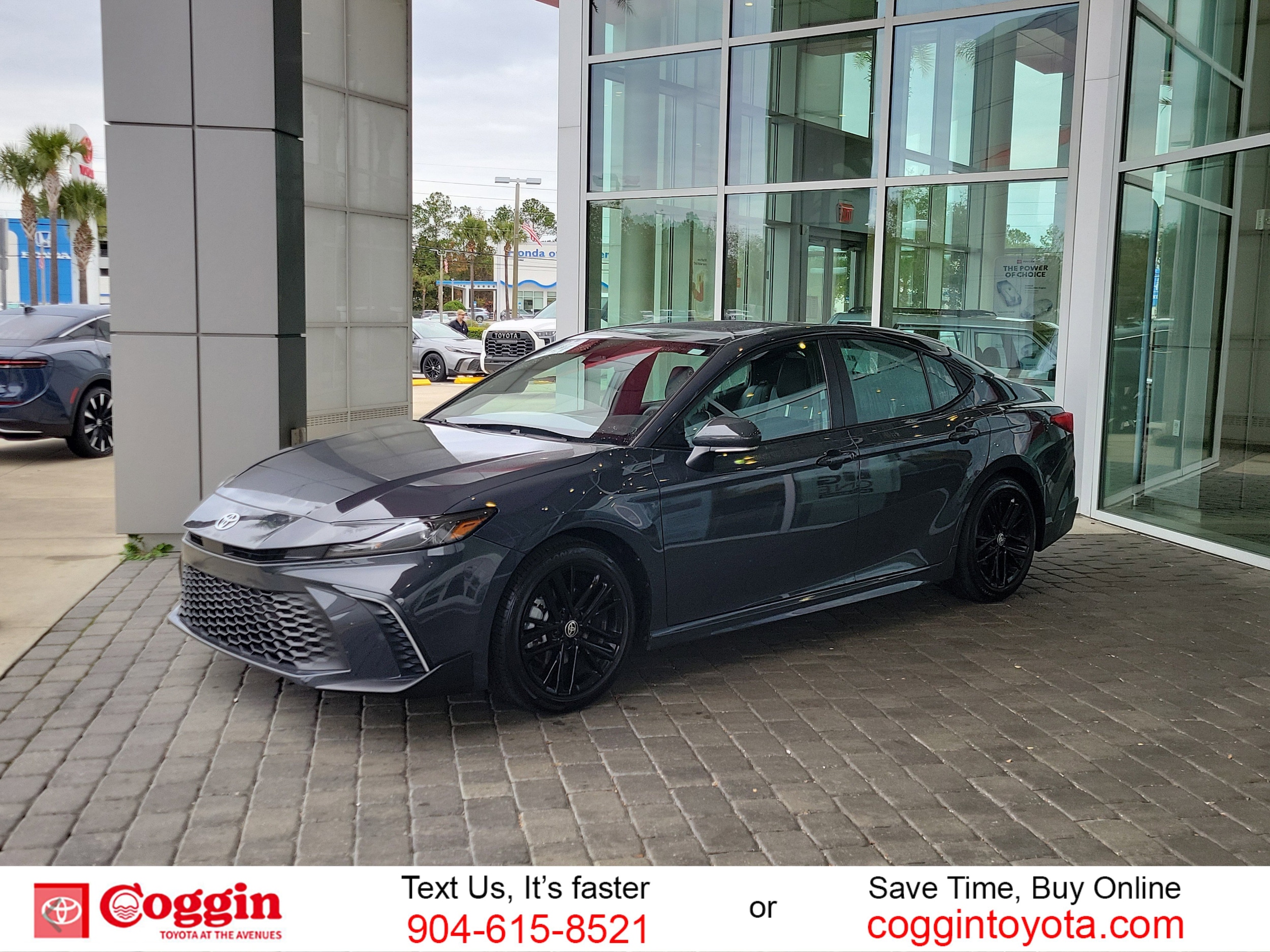 2025 Toyota Camry SE's photo