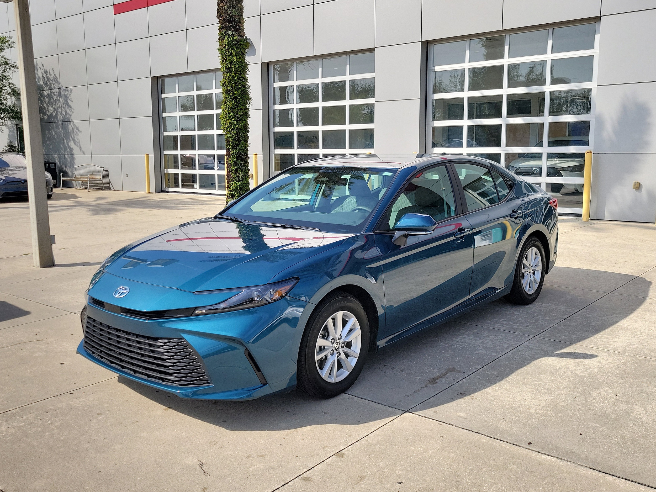 2026 Toyota Camry LE Hybrid's photo