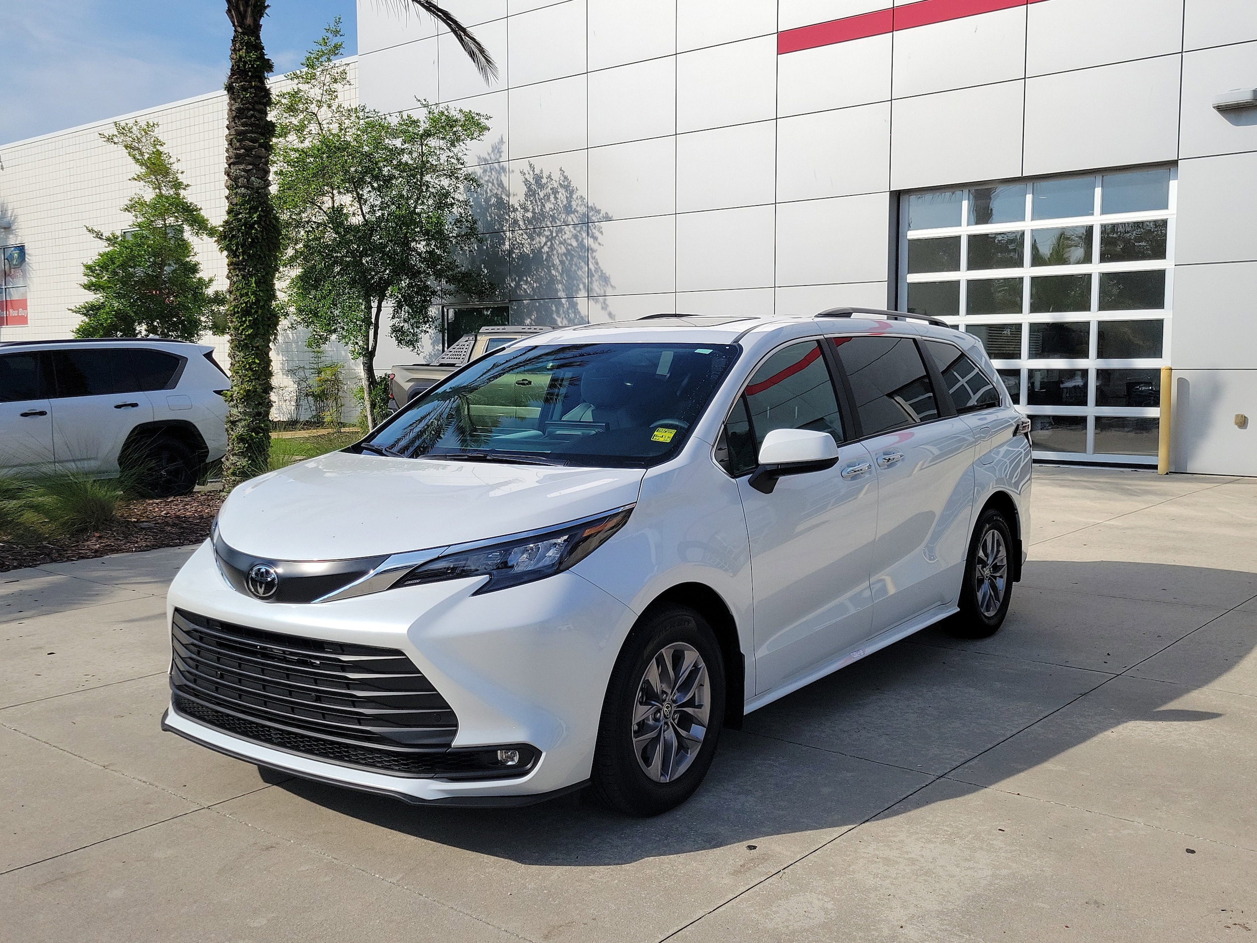 2026 Toyota Sienna XLE 8-Passenger Hybrid FWD's photo