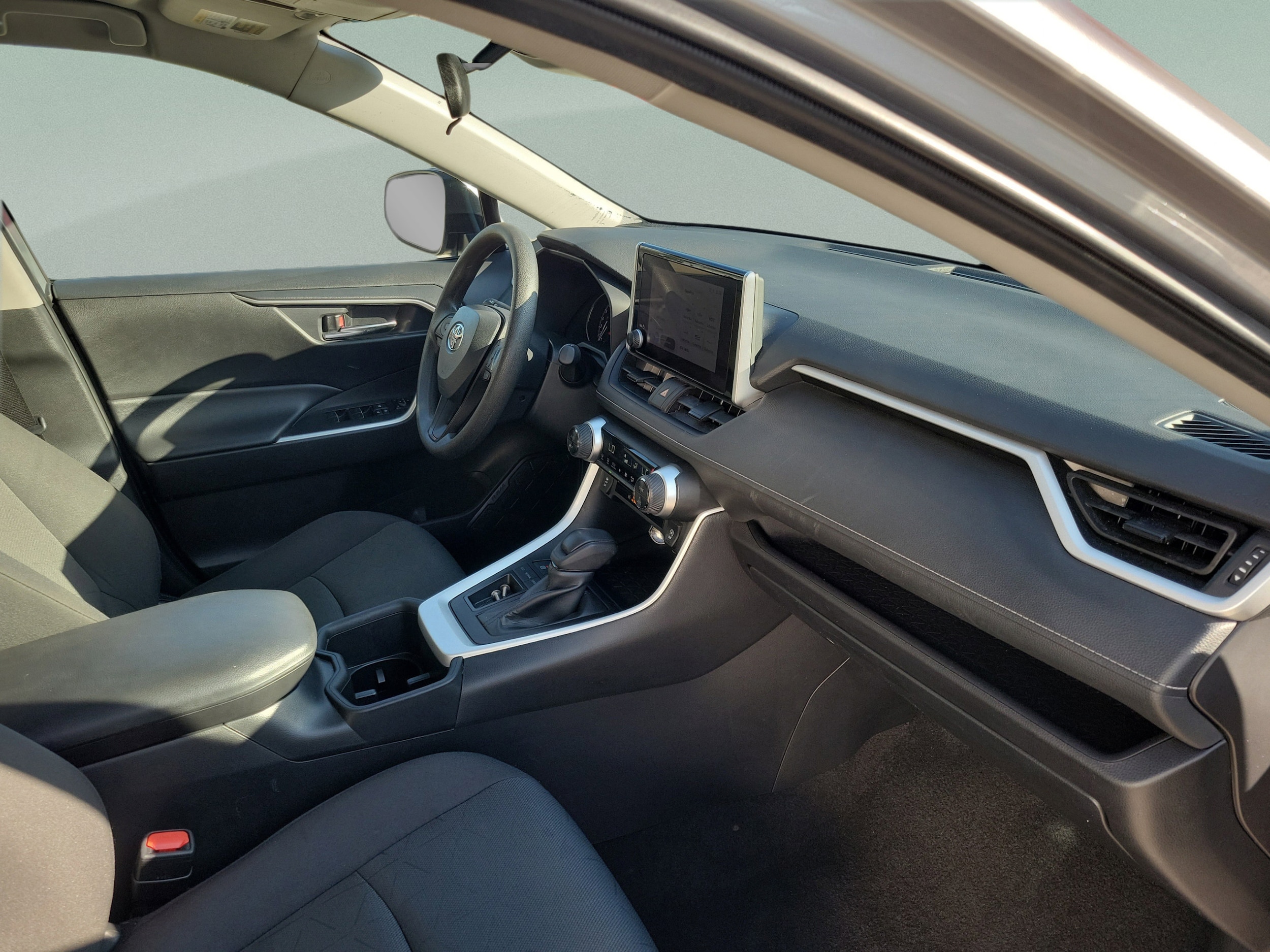 2024 Toyota RAV4 XLE - Photo 8