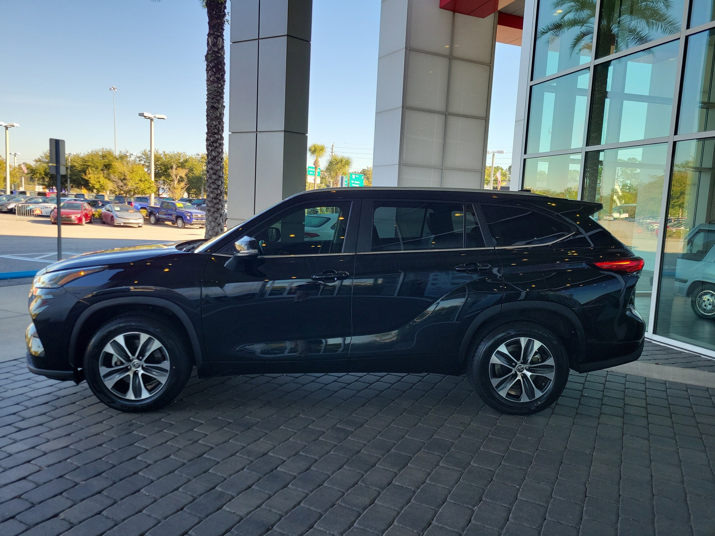 2023 Toyota Highlander L photo 3