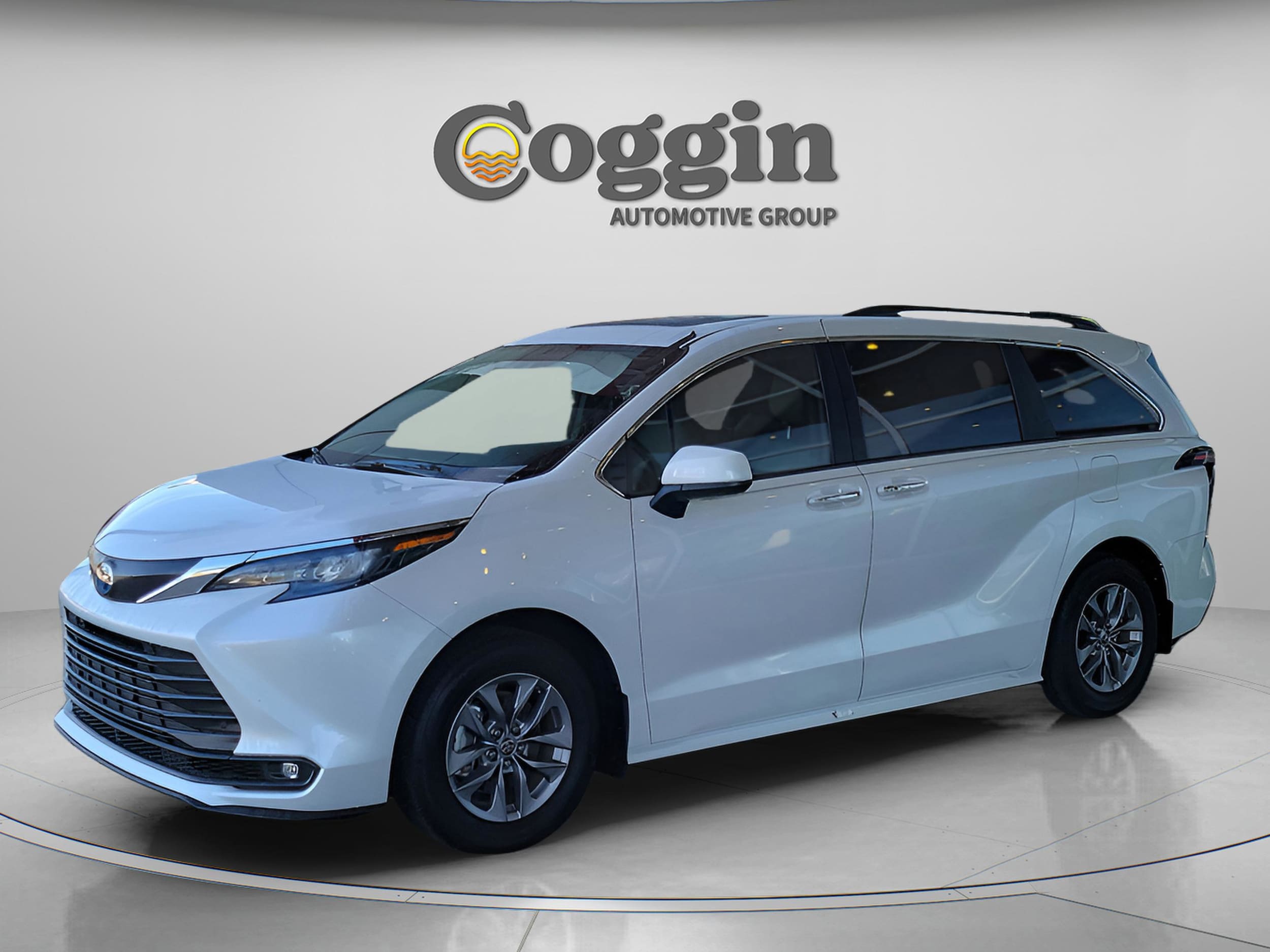 2025 Toyota Sienna XLE's photo