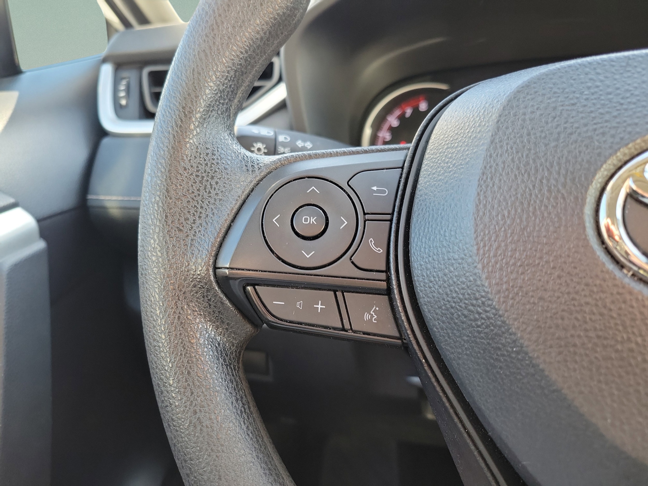 2024 Toyota RAV4 XLE - Photo 23