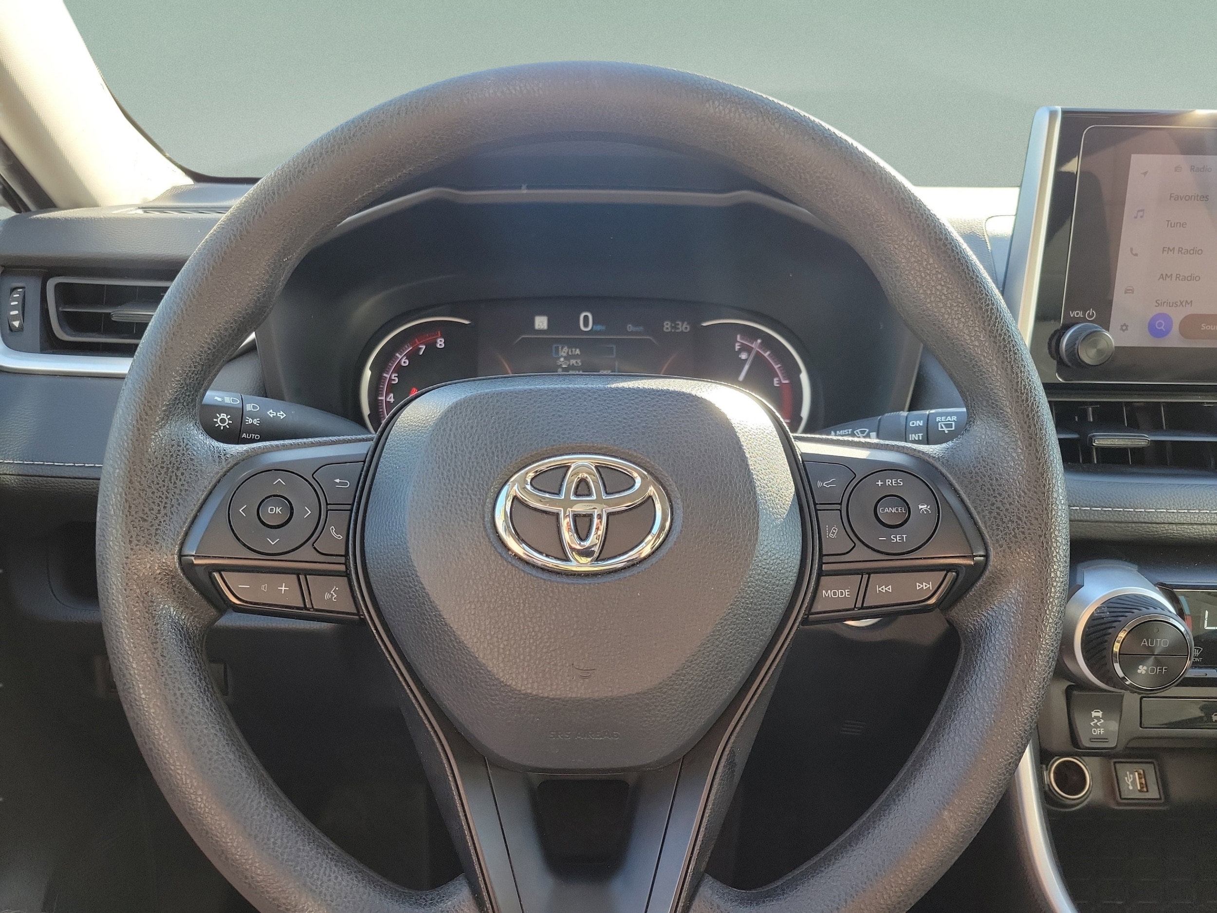 2024 Toyota RAV4 XLE - Photo 24