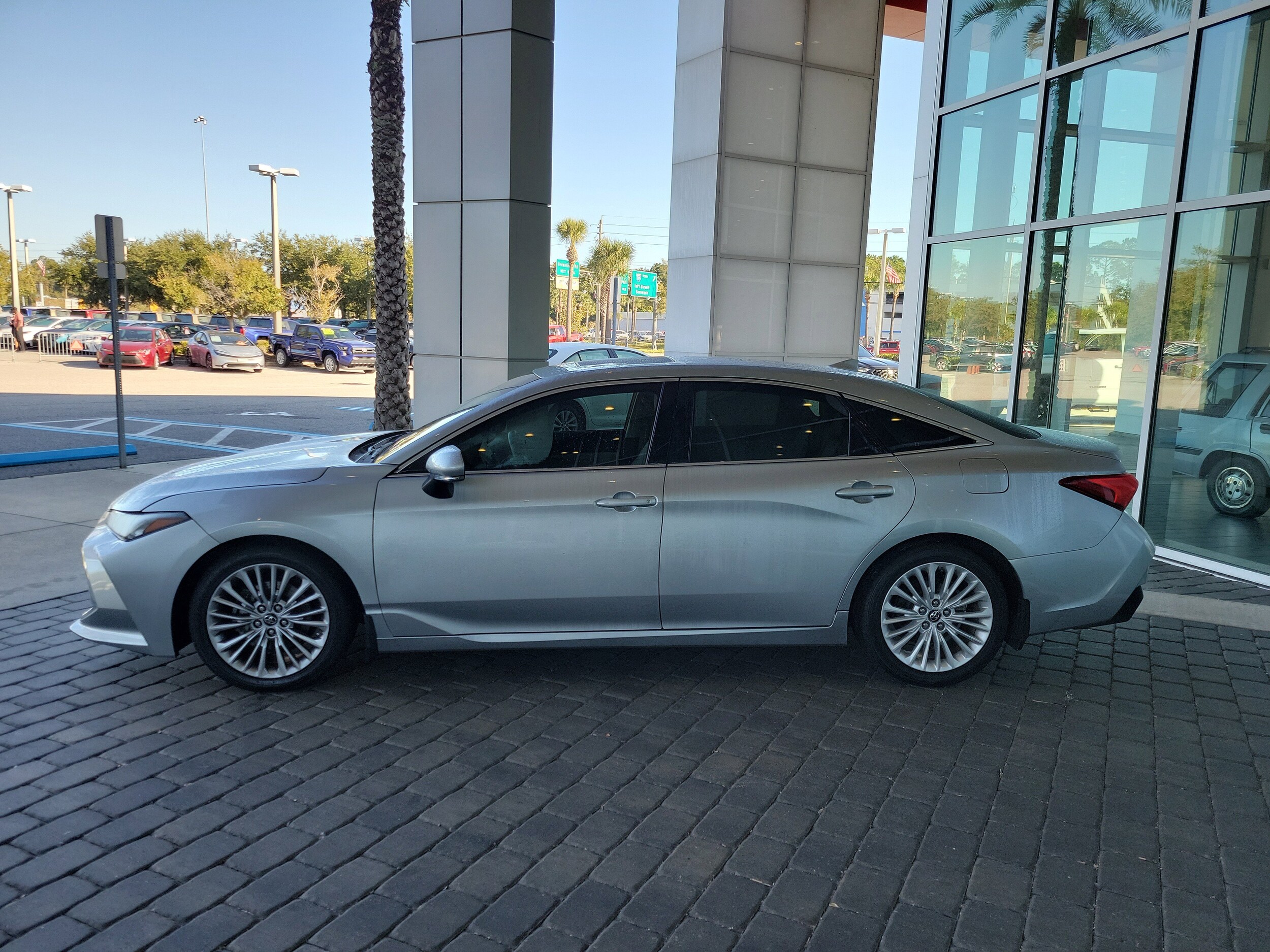 2019 Toyota Avalon Limited photo 3