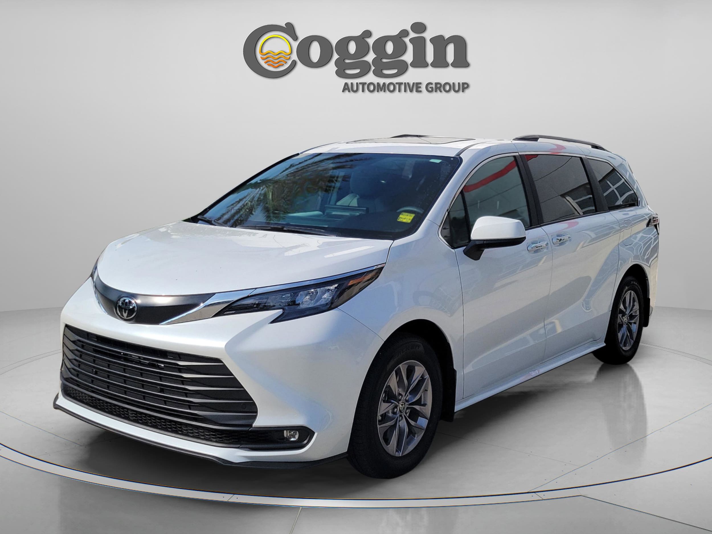 2026 Toyota Sienna XLE 8-Passenger Hybrid FWD's photo
