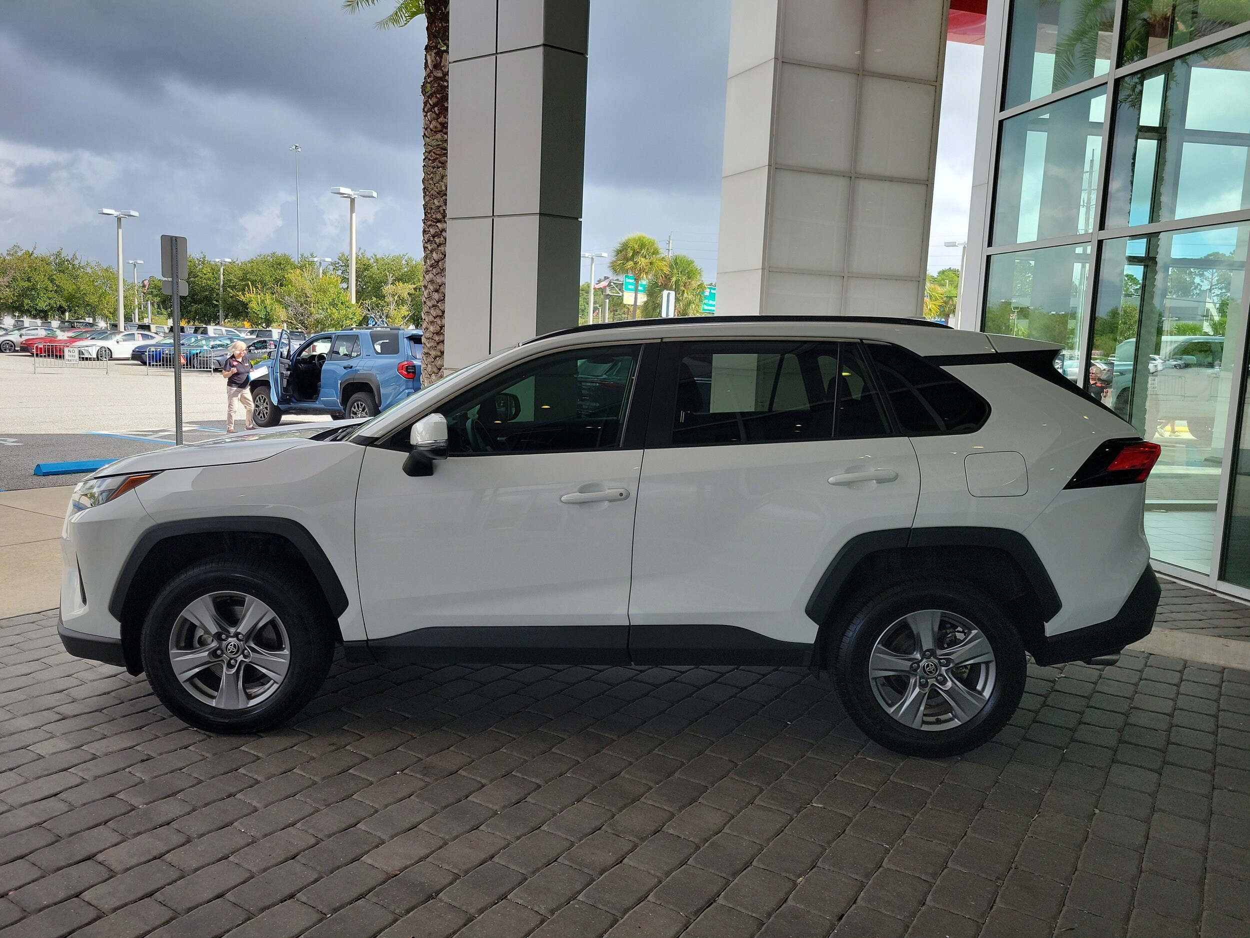 2024 Toyota RAV4 XLE photo 2