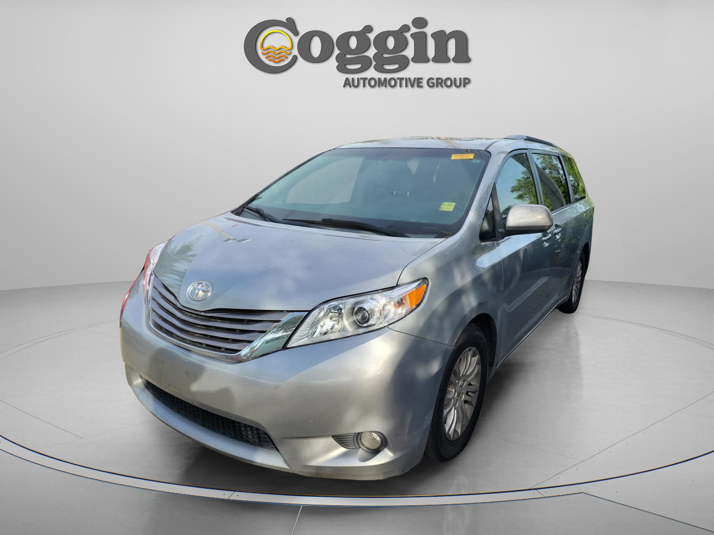 2015 Toyota Sienna XLE V6 8-Passenger's photo