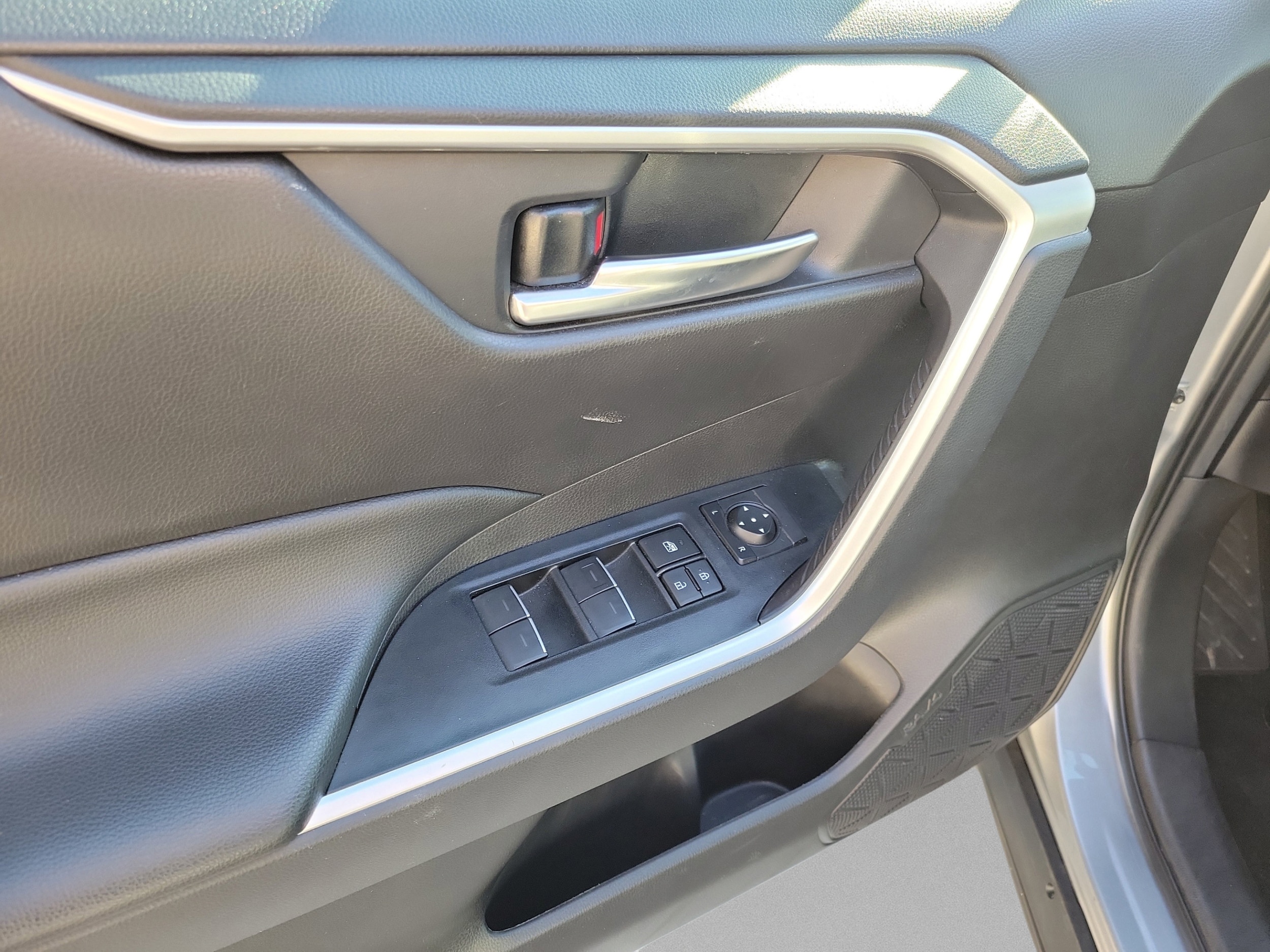 2024 Toyota RAV4 XLE - Photo 25