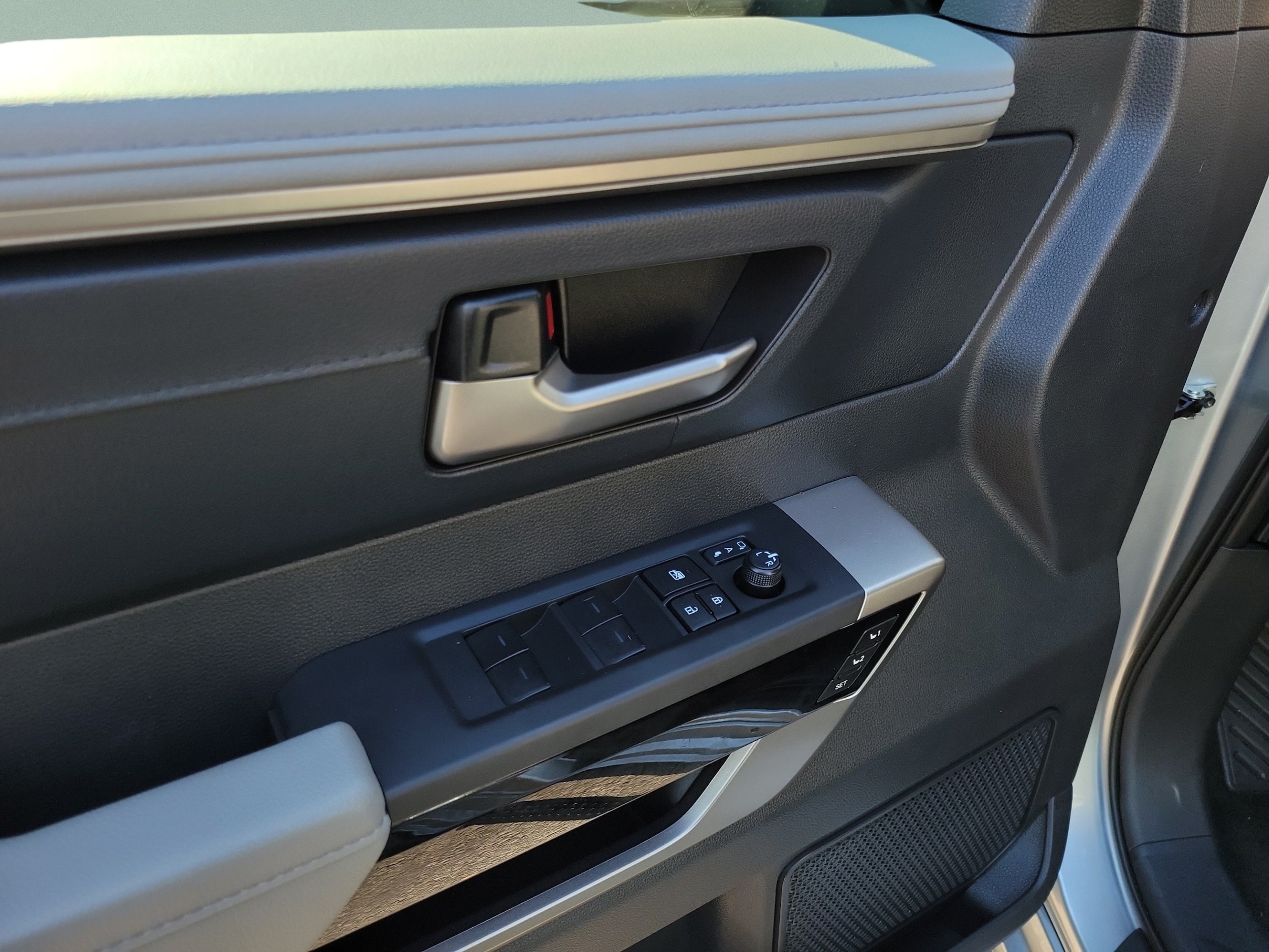 2025 Toyota Tundra Limited - Photo 8