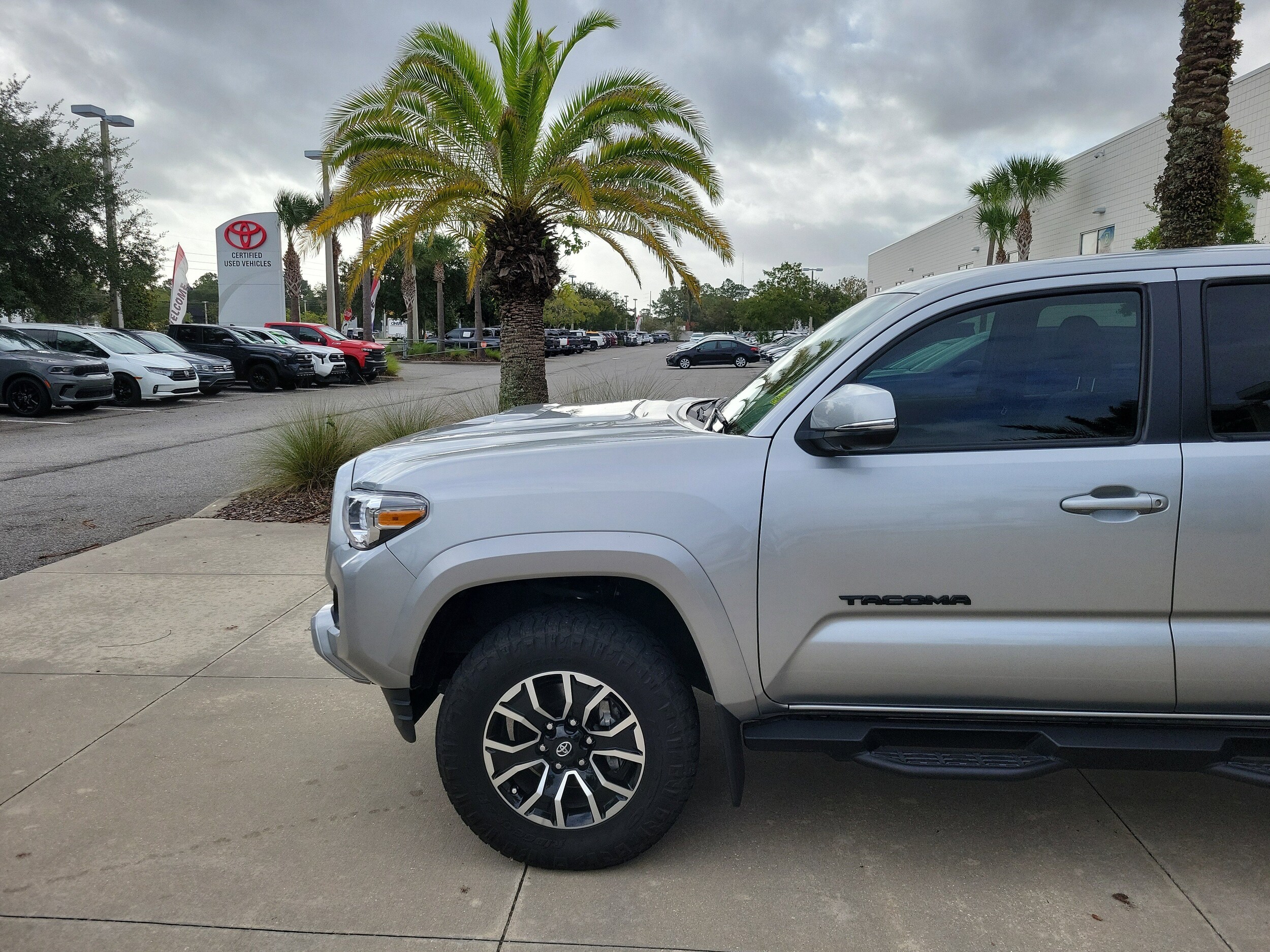 2023 Toyota Tacoma TRD Sport V6 photo 2
