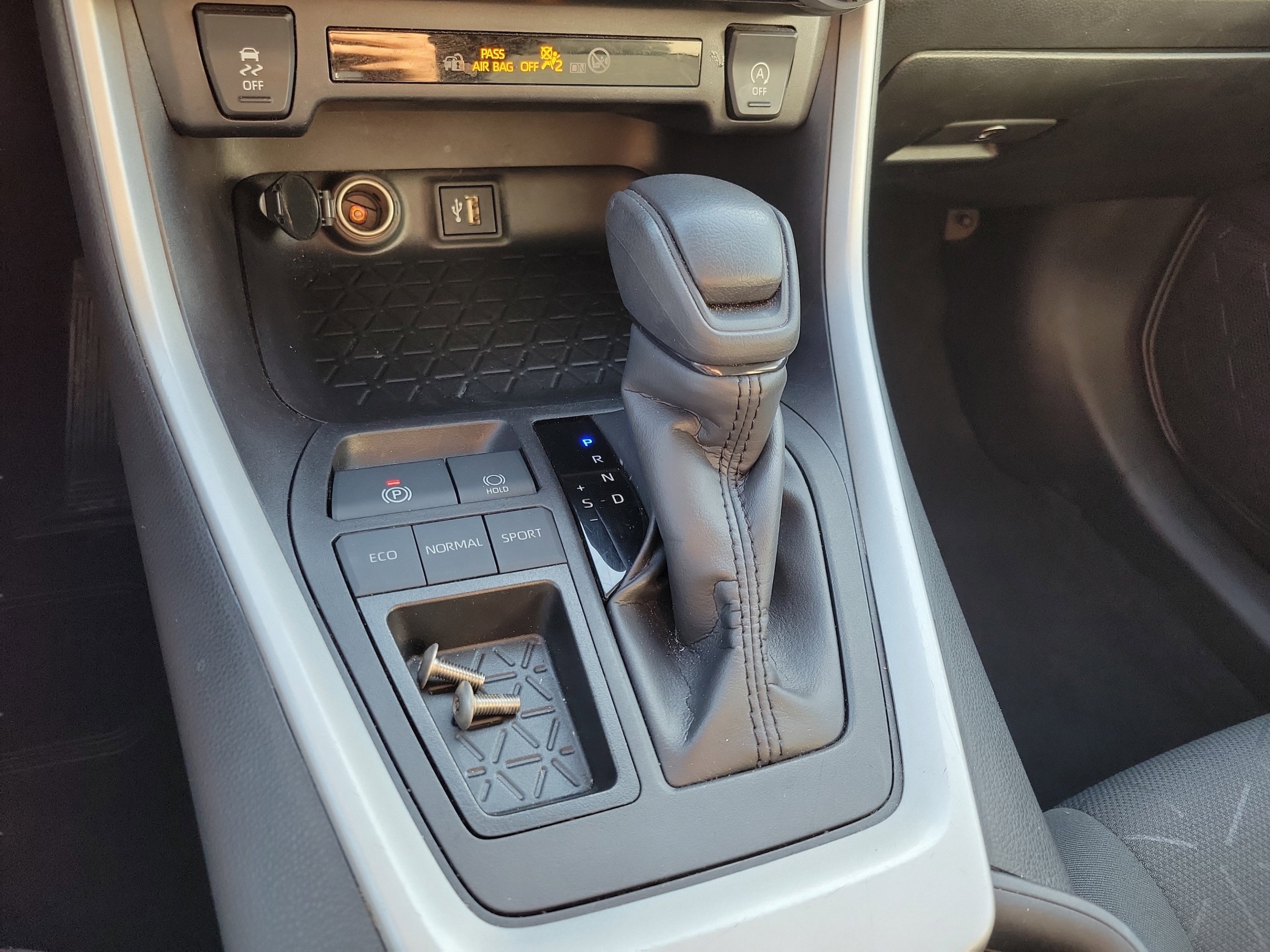 2024 Toyota RAV4 XLE - Photo 16
