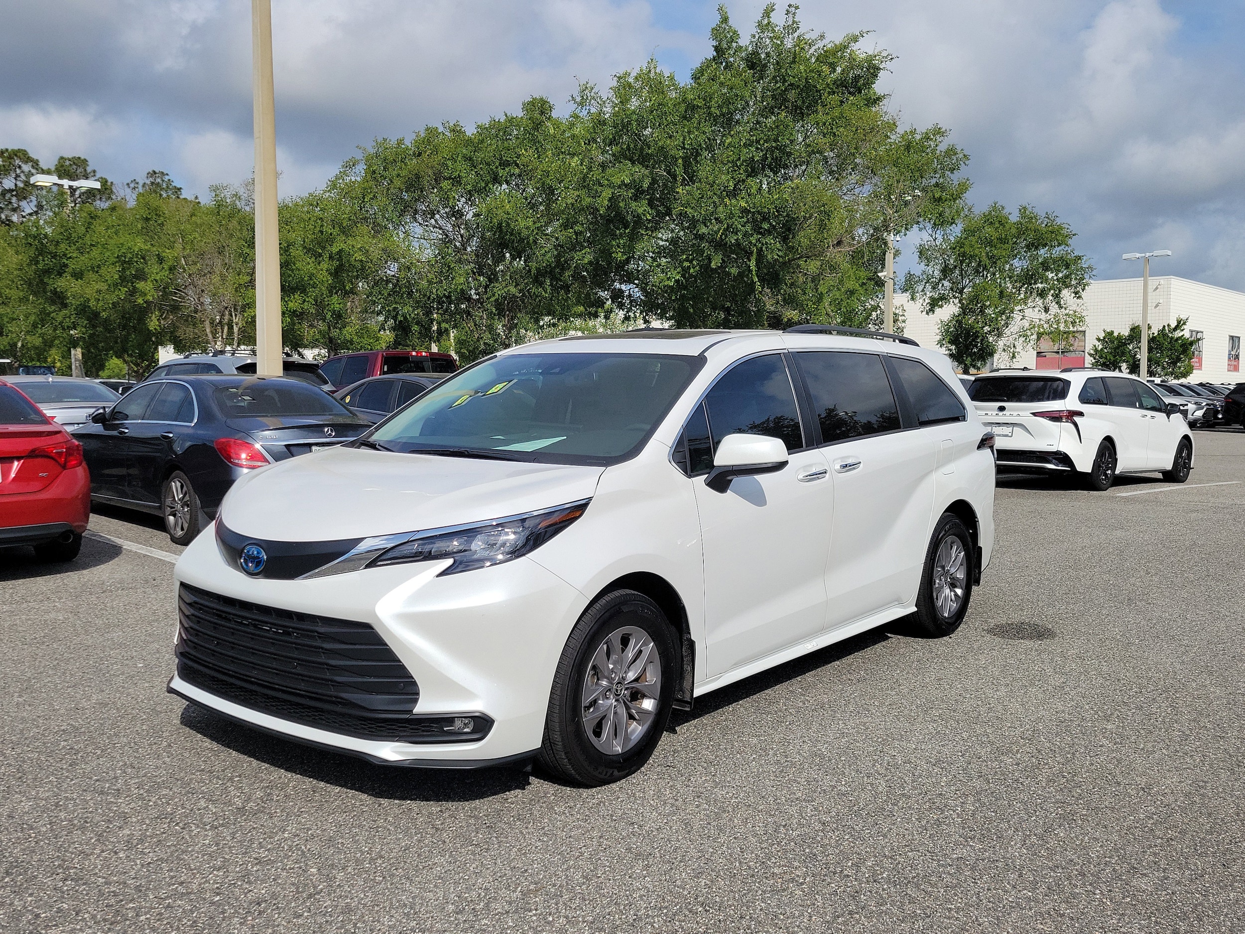 2025 Toyota Sienna XLE 8-Passenger Hybrid FWD's photo
