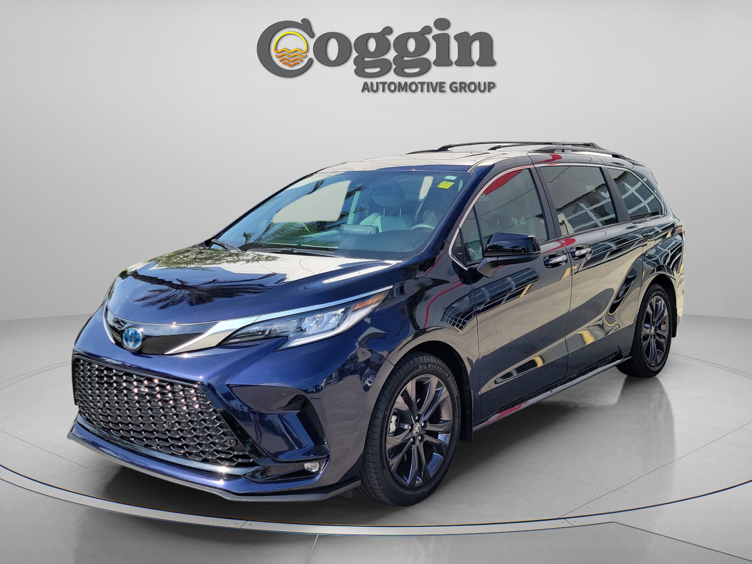2024 Toyota Sienna XSE 7-Passenger Hybrid FWD's photo