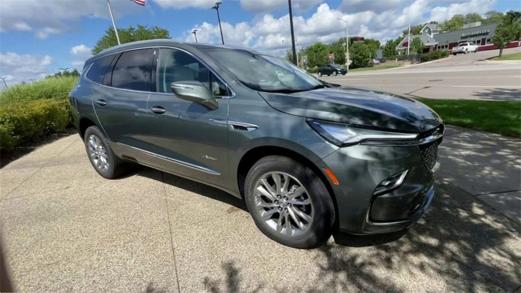 2023 Buick Enclave Avenir photo 2