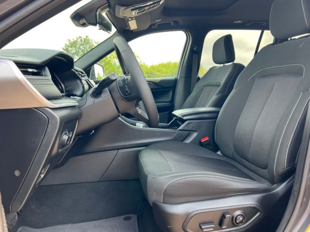 Used 2025 Jeep Grand Cherokee Laredo X SUV