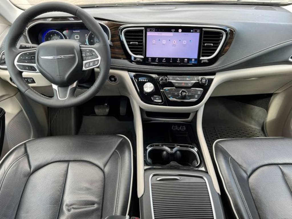 Used 2024 Chrysler Pacifica Limited Minivan/Van