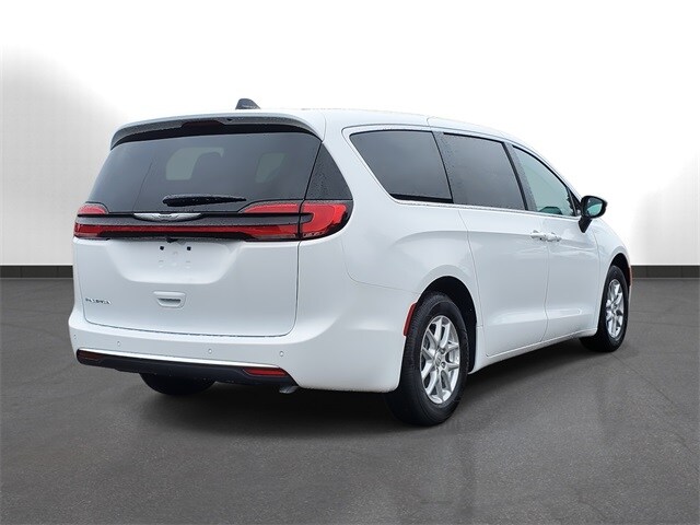 2026 Chrysler Pacifica photo 2