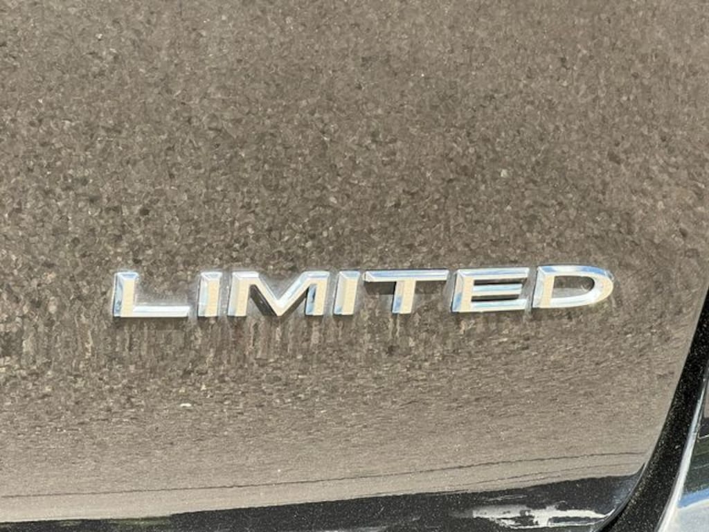 Used 2024 Chrysler Pacifica Limited Minivan/Van