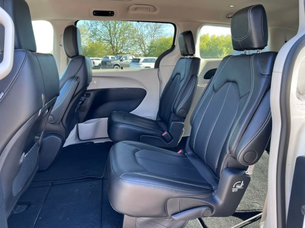Used 2024 Chrysler Pacifica Touring L Minivan/Van