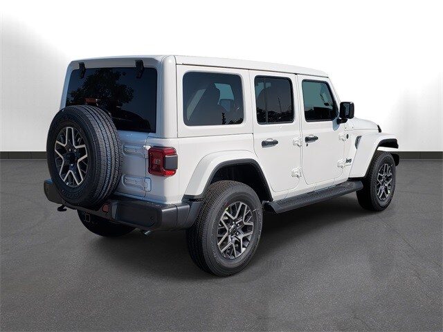 2025 Jeep Wrangler Sahara photo 2