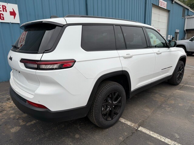2024 Jeep Grand Cherokee Altitude photo 3