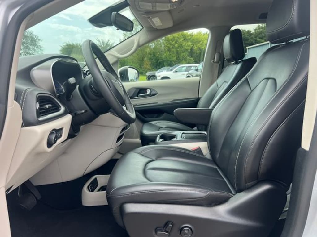Used 2023 Chrysler Pacifica Hybrid Touring L Minivan/Van