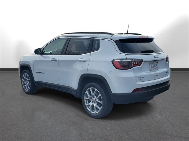 2022 Jeep Compass Latitude Lux photo 3