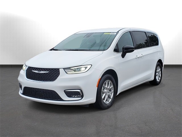 2026 Chrysler Pacifica photo 4