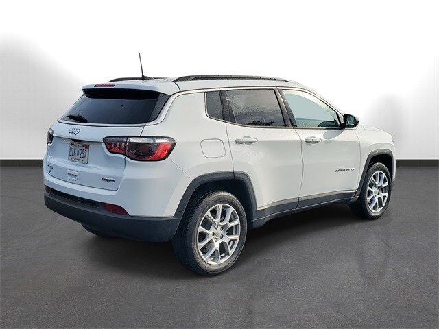 2022 Jeep Compass Latitude Lux photo 2