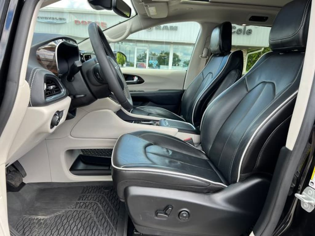 Used 2024 Chrysler Pacifica Limited Minivan/Van