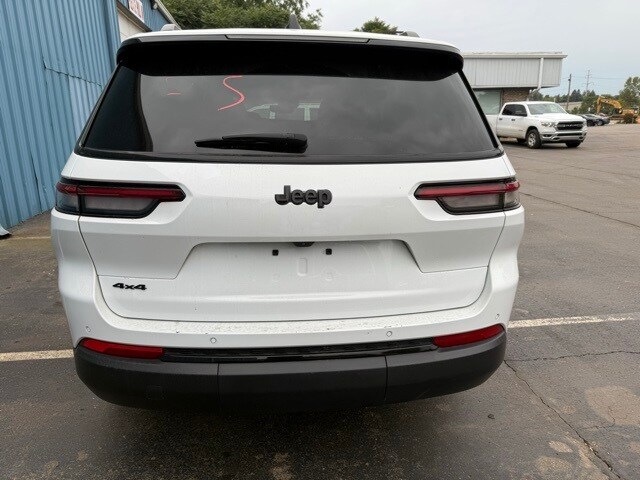 2024 Jeep Grand Cherokee Altitude photo 2