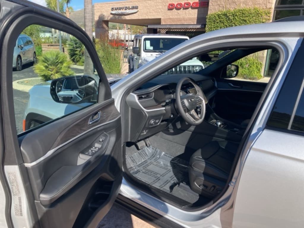 New 2025 Jeep Grand Cherokee L LIMITED 4X4 Sport Utility