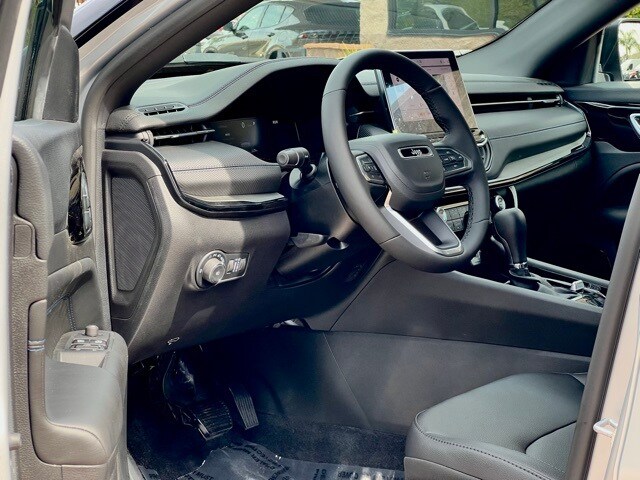 2025 Jeep Grand Cherokee Altitude photo 2