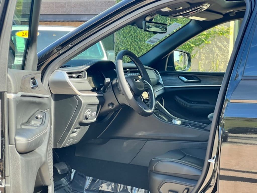 New 2025 Jeep Grand Cherokee L LIMITED 4X4 Sport Utility