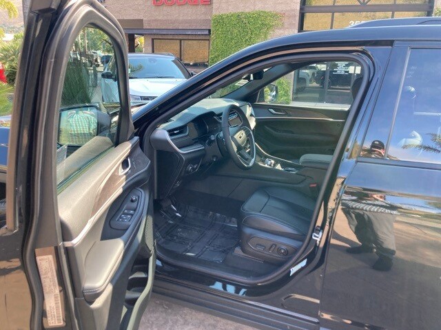 2025 Jeep Grand Cherokee Limited photo 3