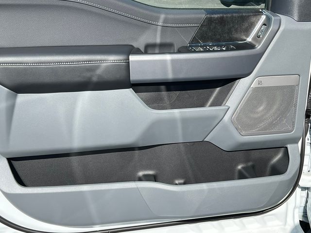2025 Ford F-150 Lightning Flash - Photo 17