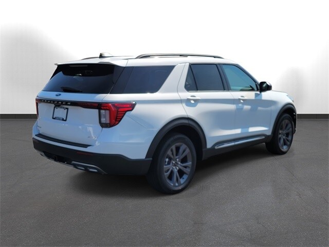 2025 Ford Explorer photo 3