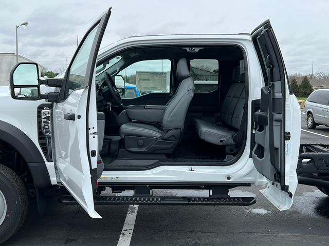 2025 Ford F-450 Super Duty Chassis Cab XL - Photo 8
