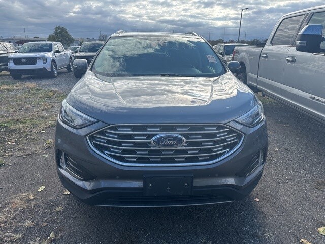 2022 Ford Edge Titanium photo 2