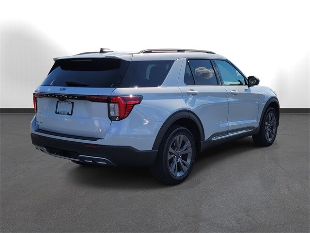 2025 Ford Explorer photo 3