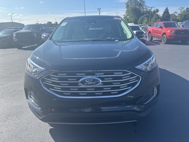 2024 Ford Edge Titanium photo 2