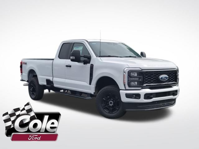 2025 Ford F-350 Super Duty XL's photo