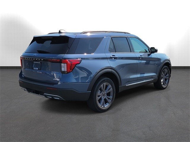 2025 Ford Explorer photo 2