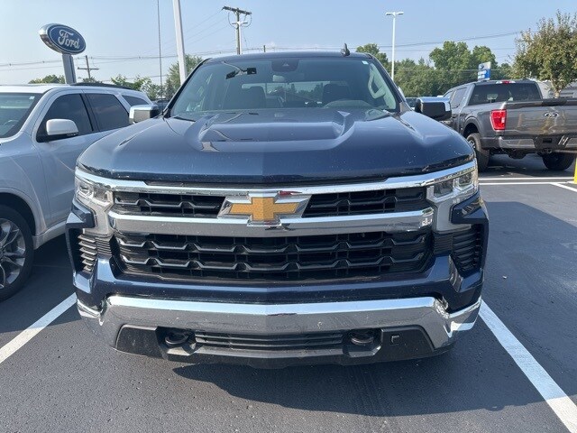 2022 Chevrolet Silverado 1500 LT photo 2