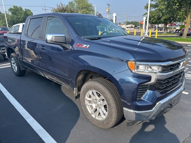 2022 Chevrolet Silverado 1500 LT photo 3