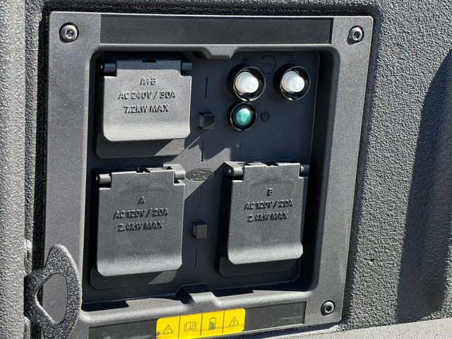 2025 Ford F-150 Lightning Flash - Photo 8