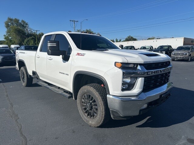 2023 Chevrolet Silverado 3500HD LT photo 3